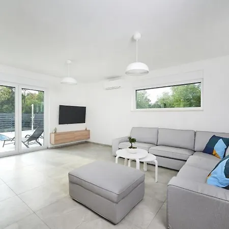 Holiday House In Basanija With Terrace, Air Conditioning, Wifi, Washing Machine 4983-1 Holiday home