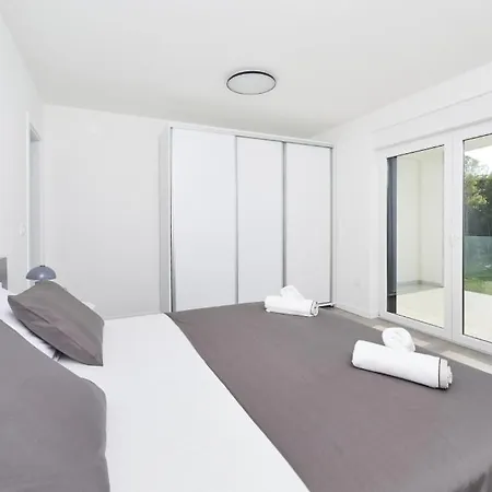 Holiday House In Basanija With Terrace, Air Conditioning, Wifi, Washing Machine 4983-1 Holiday home Basanija